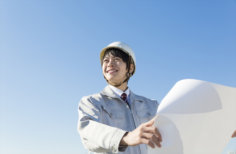 地図を見るスタッフ