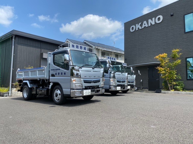 岡野組の水道工事で使用するダンプ